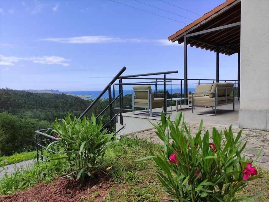 a patio with chairs and a view of the ocean at Casa vacacional Ris in Duyos
