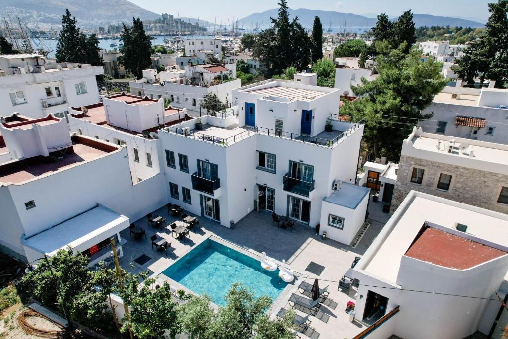 eine Luftansicht auf ein weißes Haus mit einem Pool in der Unterkunft Swan Boutique Hotel in Bodrum City