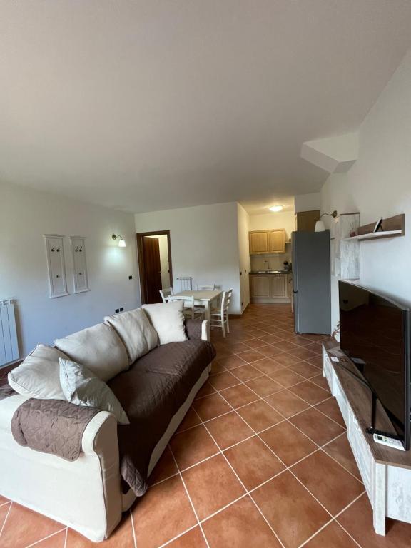 Il comprend un salon avec un canapé et une cuisine. dans l'établissement CS Holiday, à Castelnuovo Berardenga