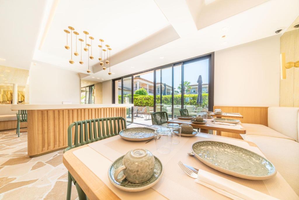 a dining room with a table and chairs at Hotel Brin d'Azur - Saint Tropez in Saint-Tropez