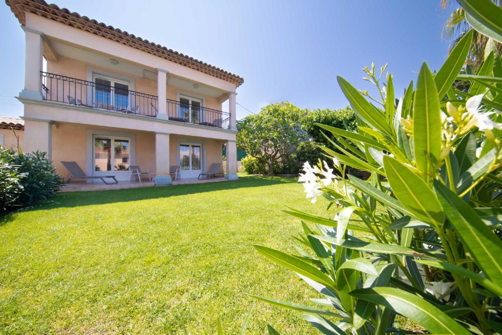 a view of the house from the garden at Hotel Brin d'Azur - Saint Tropez in Saint-Tropez
