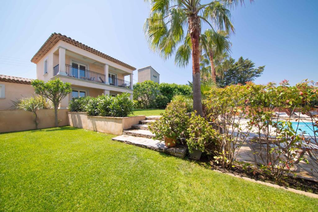 المسبح في Hotel Brin d'Azur - Saint Tropez أو بالجوار