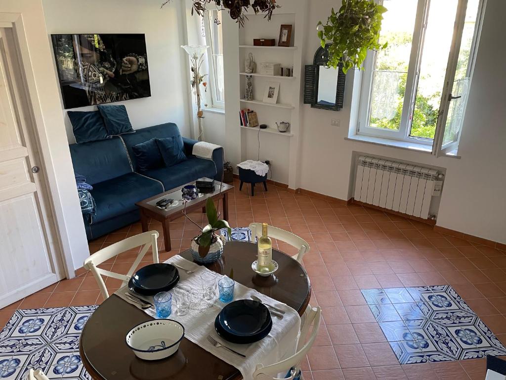 uma sala de estar com duas mesas e um sofá em Dimora Sorrento em Sant'Agnello