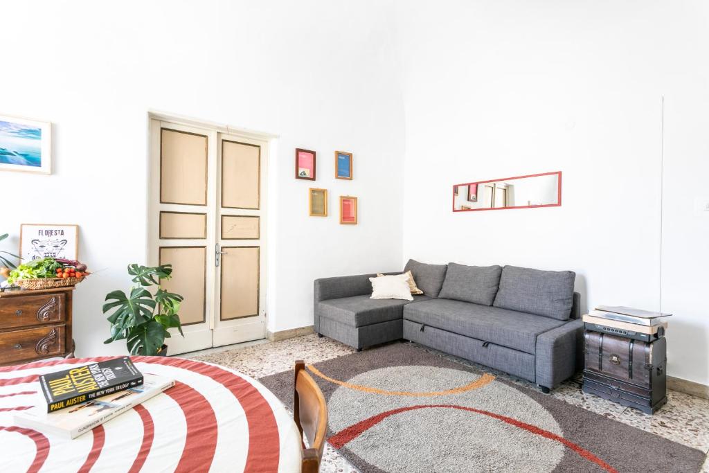 A seating area at Casa Maravì