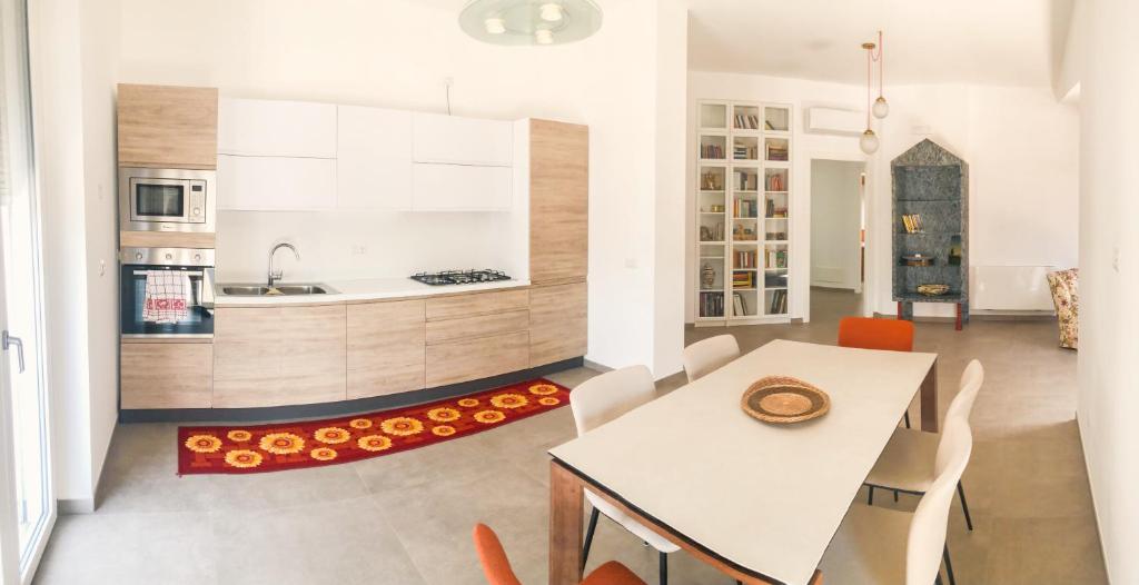 uma cozinha e sala de jantar com mesa e cadeiras em "La casa di Ale" MODERN SUITE em Mondragone