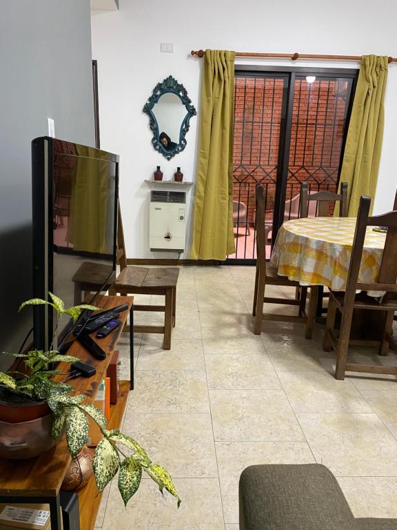 sala de estar con mesa, TV y comedor en Excelente y amplio dpto 3 dormitorios c cochera privada en Mendoza