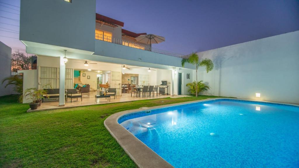 - une piscine dans l'arrière-cour d'une maison dans l'établissement Casa Melanie, Alberca y Asador Privados, à Puerto Vallarta