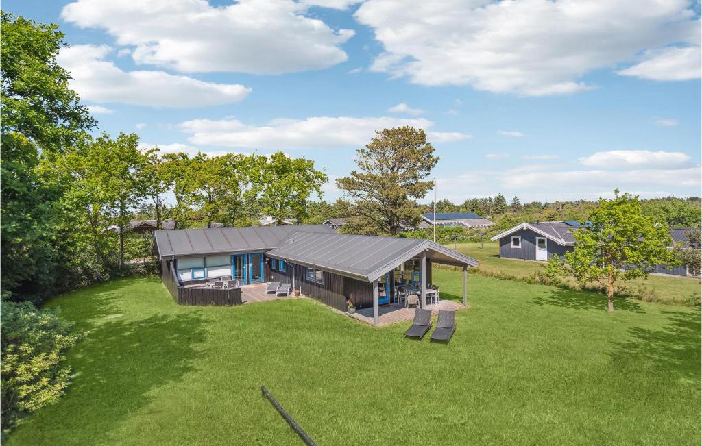 una vista aérea de una casa con un gran patio en Cozy Home In Hjrring With Sauna, en Lønstrup