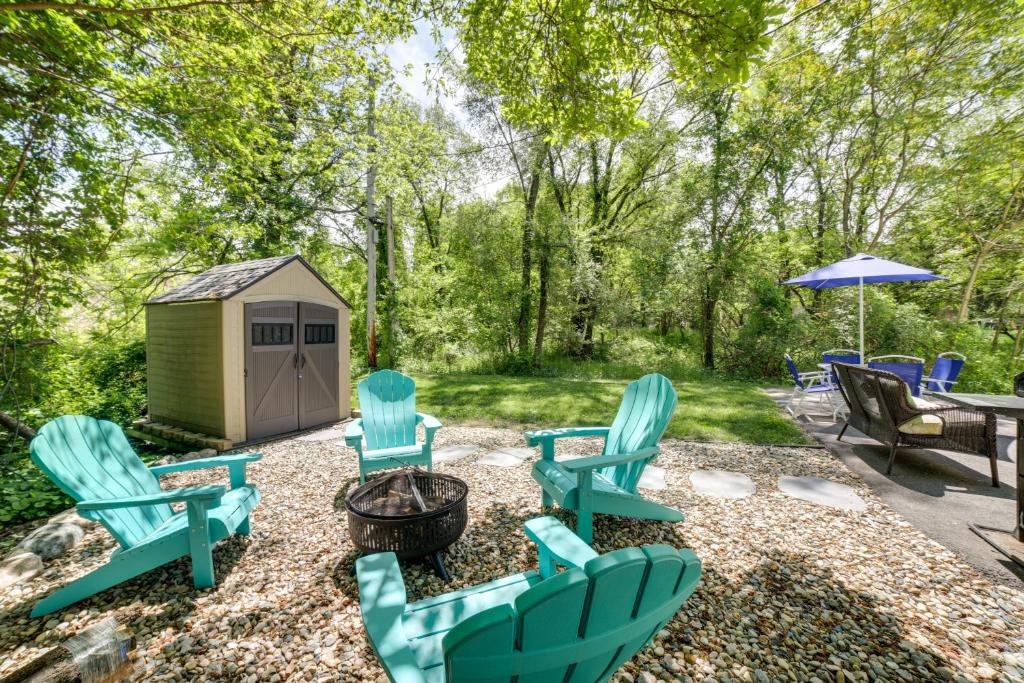 een achtertuin met stoelen, een vuurplaats en een schuur bij Cozy Gary Vacation Rental Steps to Beach! in Gary