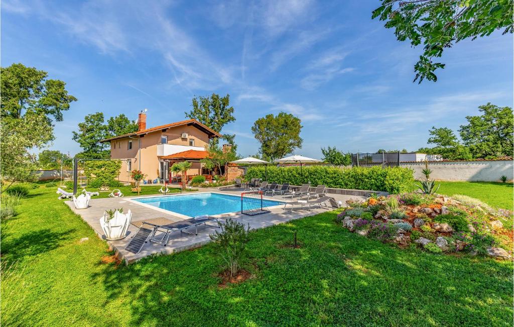 um quintal com uma piscina e uma casa em 4 Bedroom Cozy Home In Marcana em Marčana