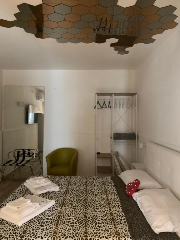 Habitación con cama y techo. en Visavi' Luxury Room, en Torre a Mare