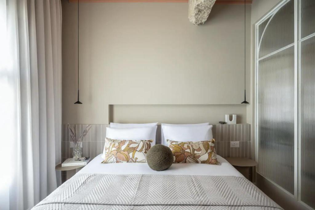 1 dormitorio con cama con almohada en 402 - GoodHouse Hillel St en Jerusalén