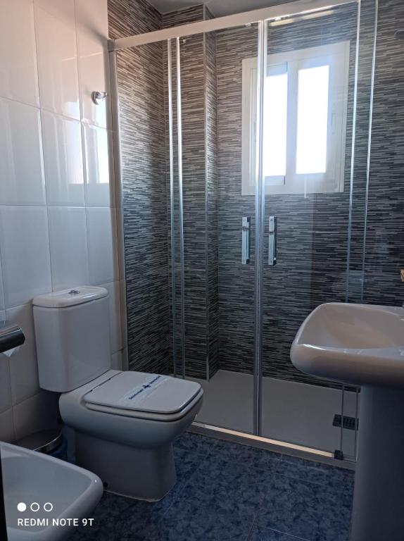 łazienka z toaletą, prysznicem i umywalką w obiekcie Apartamentos Terrasol AZUCARERA ATICO I w mieście Torre del Mar