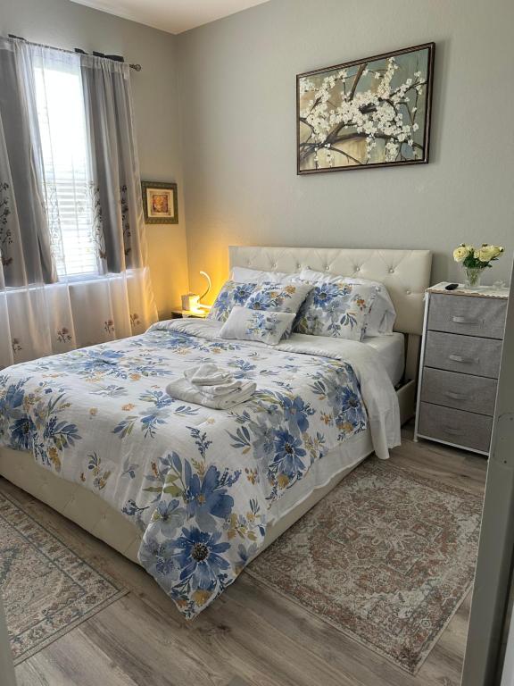 um quarto com uma cama com um edredão azul e branco em Quite room in a family home em Lehigh Acres