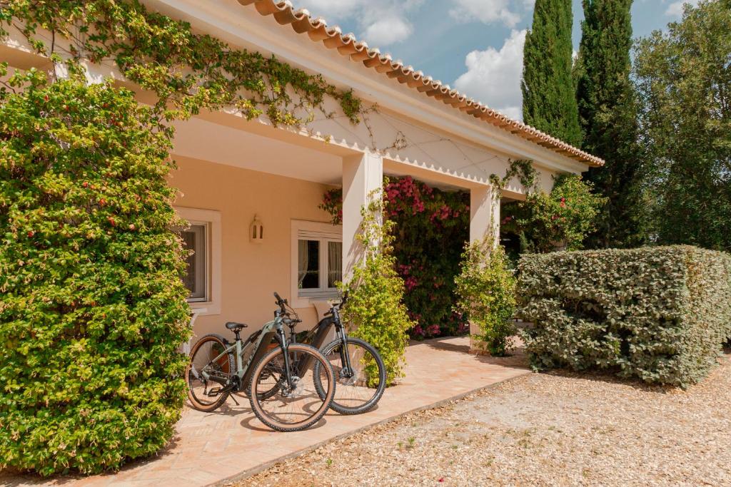 two bikes parked in front of a house at Casa das Cegonhas in Vale de guiso