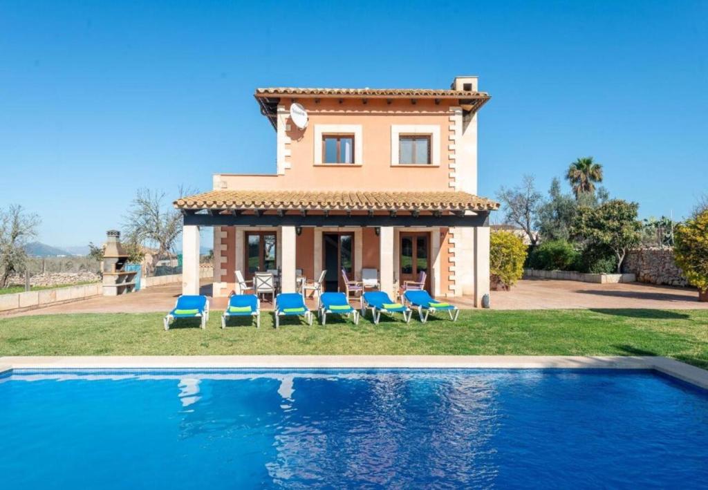 una villa con piscina di fronte a una casa di Villa Vernisa 454 a Can Picafort