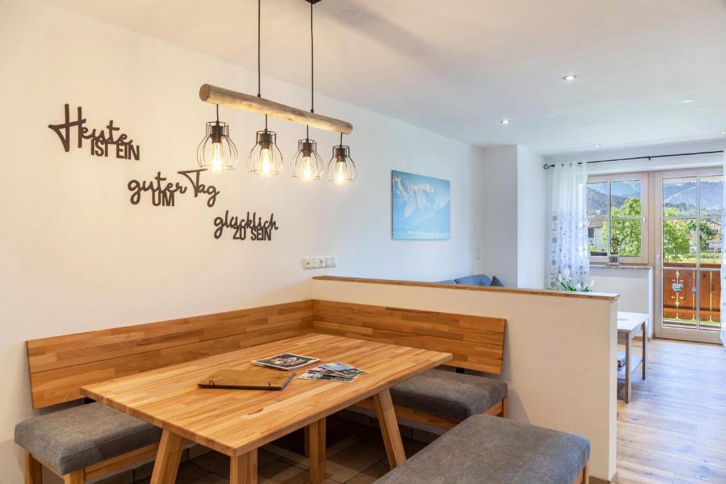 a dining room with a wooden table and chairs at Ferienwohnung Johanni in Farchant