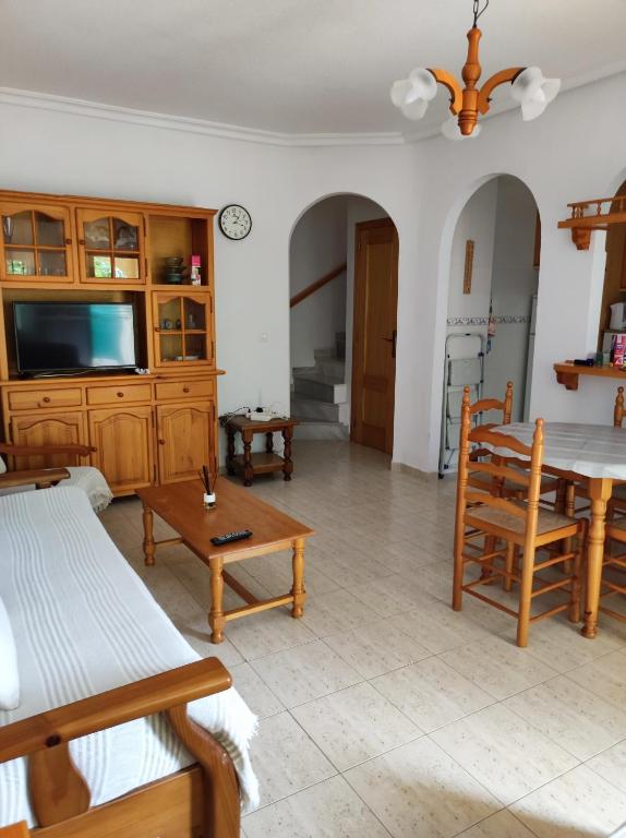 Televízia a/alebo spoločenská miestnosť v ubytovaní Mi casita
