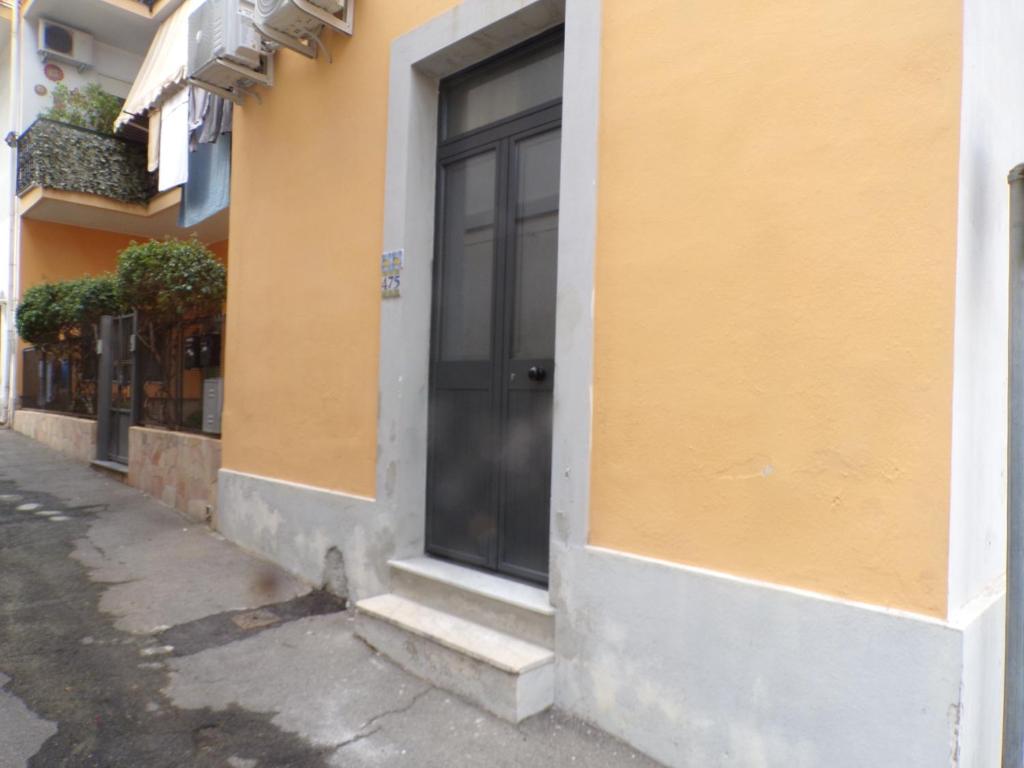 une porte sur le côté du bâtiment dans l'établissement LA CASA DEL LIMONE - Via Umberto 477, à Roccalumera