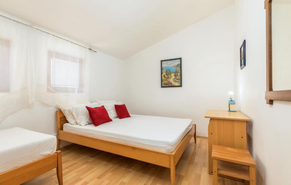 une chambre avec deux lits dans une pièce dans l'établissement Apartments Manda, à Fažana