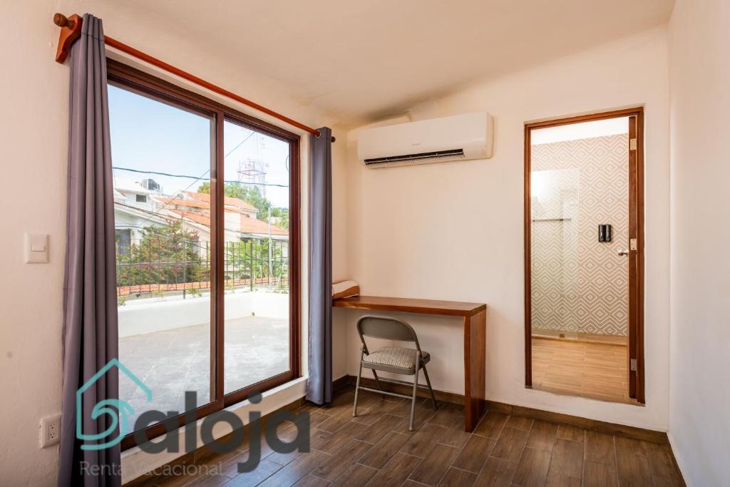 VIca Guest House con piscina en la entrada de la Zona Hotelera - Queen Room With Balcony
