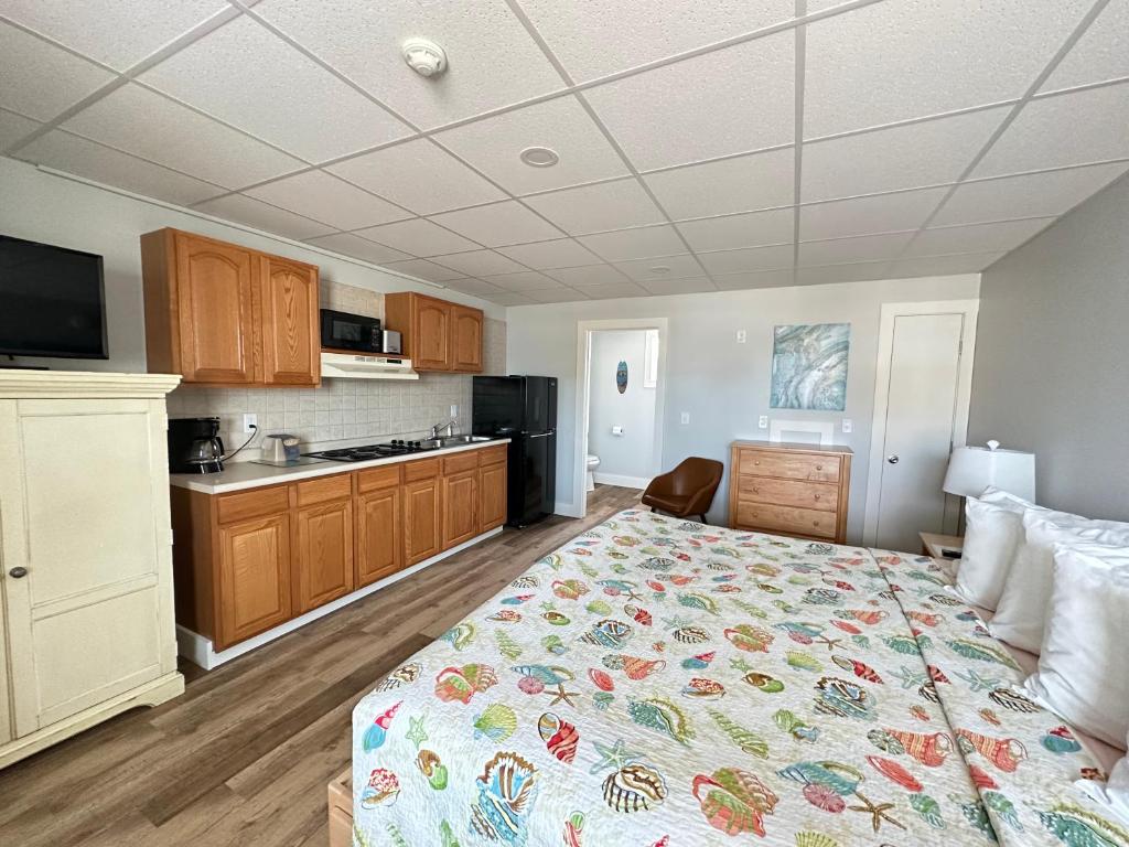 Abellona Inn & Suites - King Room With Kitchenette - Landside