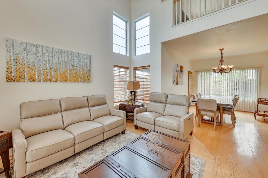 ein Wohnzimmer mit Sofa und Tisch in der Unterkunft Lake Elsinore Vacation Rental about 4 Mi to the Lake! in Lake Elsinore