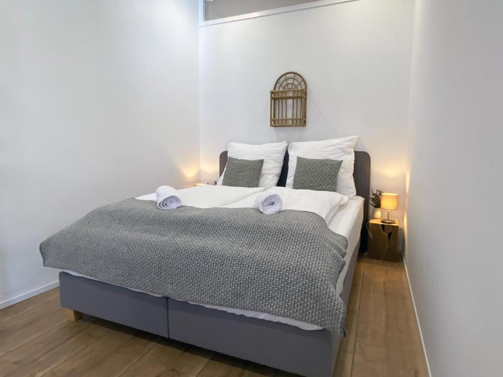 um quarto com uma cama com uma gaiola de pássaros por cima em NOMO 2 Zimmer Altstadt Apartment Villingen im Schwarzwald em Villingen-Schwenningen