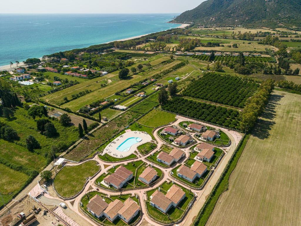een luchtzicht op een landgoed naast de oceaan bij Ville d'Ogliastra 2 - Marina Suites in Cardedu