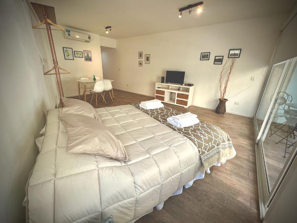 1 dormitorio con 1 cama blanca grande en una habitación en Beautiful Studio in Las Canitas - Palermo LC1 by Apartments Bariloche en Buenos Aires