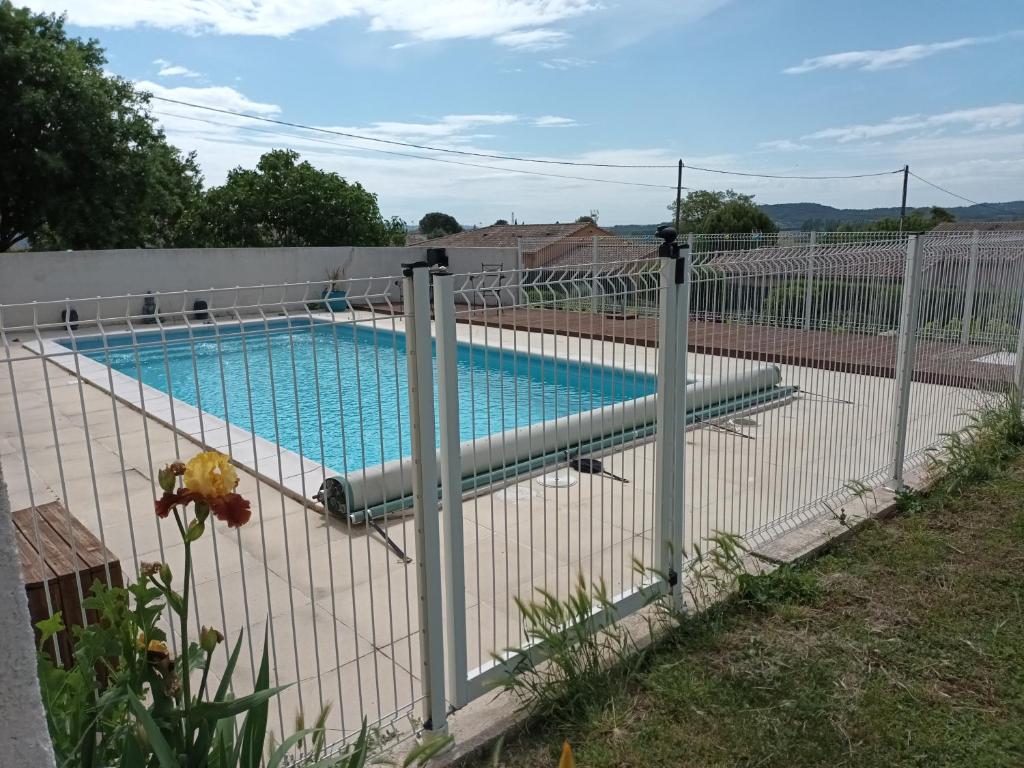une clôture en face d'une piscine dans l'établissement Le Nid Ardèchois, à Saint-Just