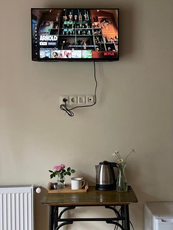 Příslušenství pro přípravu čaje a kávy v ubytování Hotel Ailama Mestia