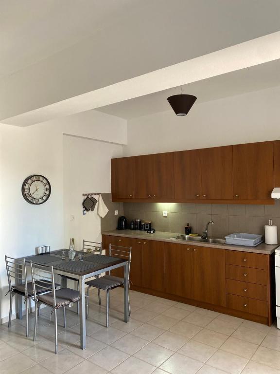 A kitchen or kitchenette at Males House