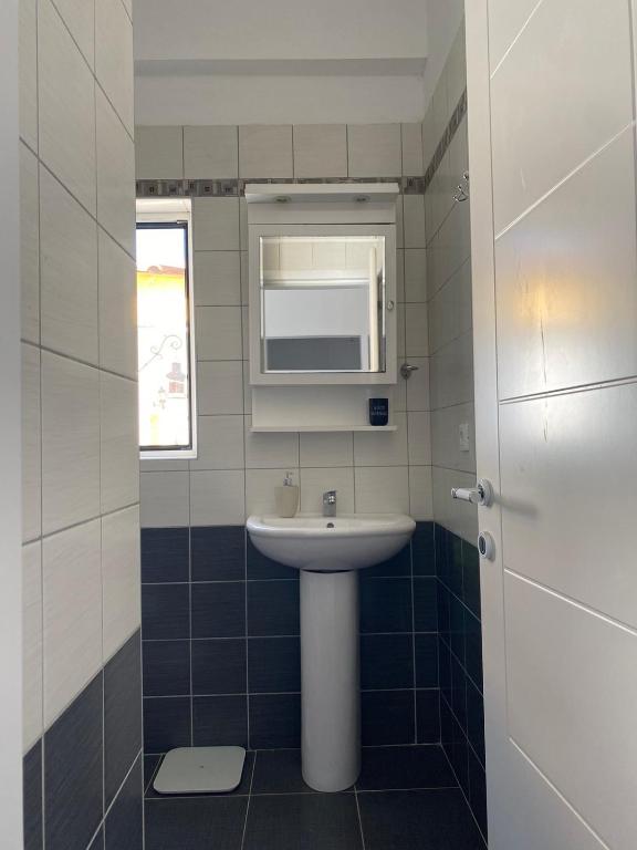 A bathroom at Males House