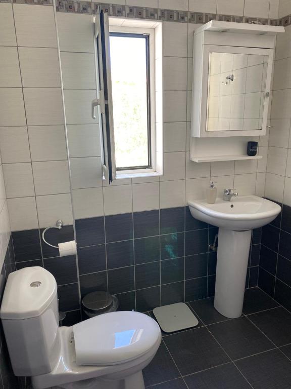 A bathroom at Males House