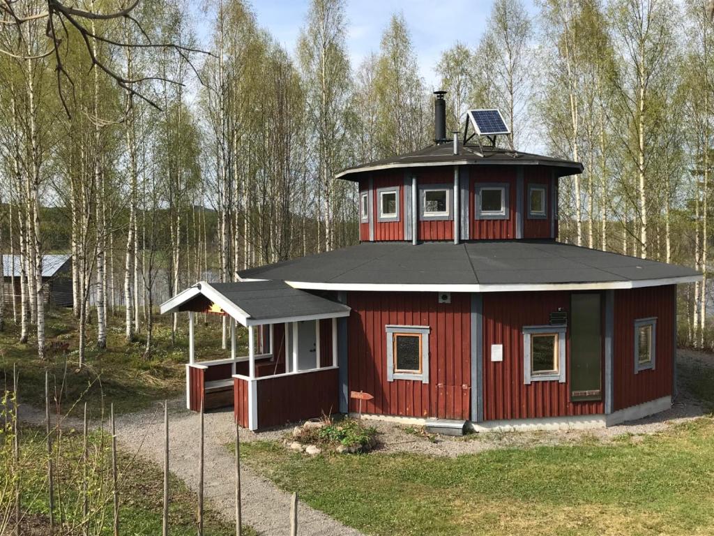 ein rotes Gebäude mit einem Turm darüber in der Unterkunft STF Växhuset Hostel in Bodarne