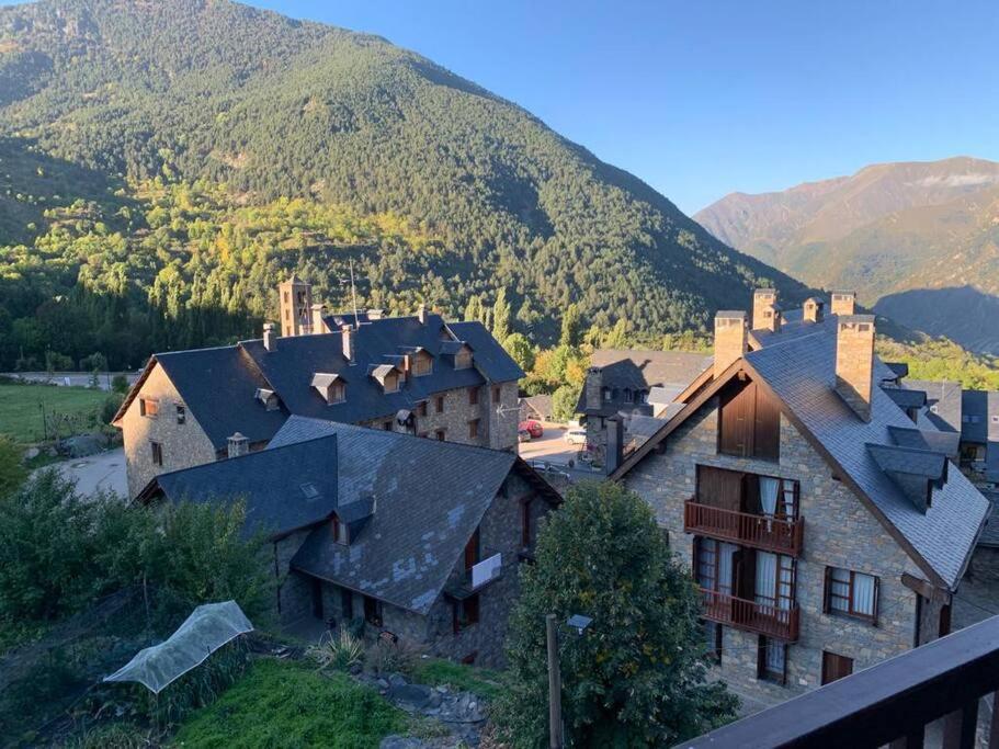 una casa vieja con una montaña en el fondo en Apartamento con vistas Taull en Taull