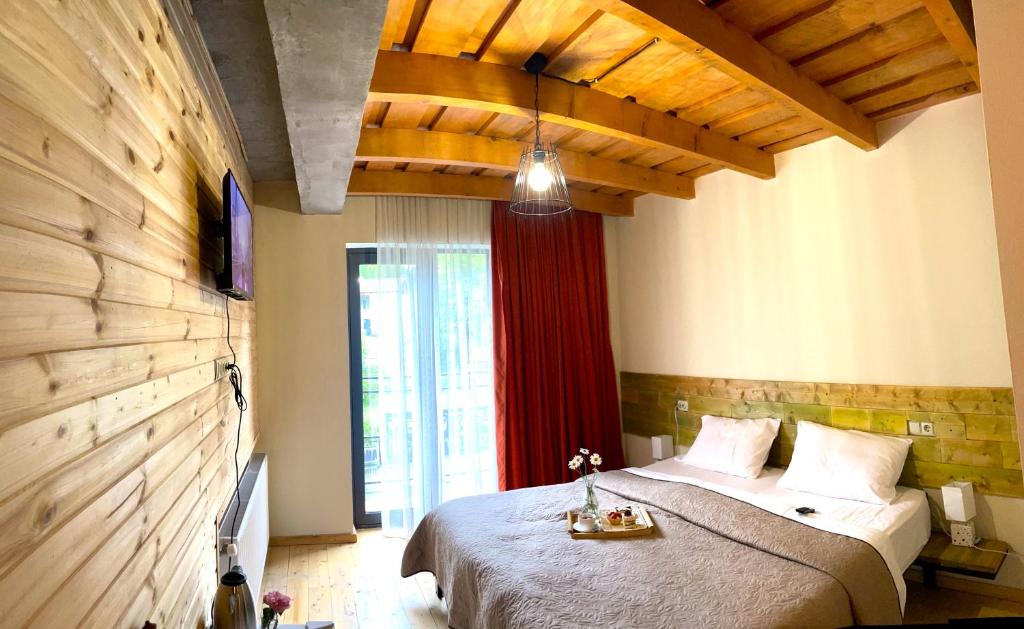 Postel nebo postele na pokoji v ubytování Hotel Ailama Mestia