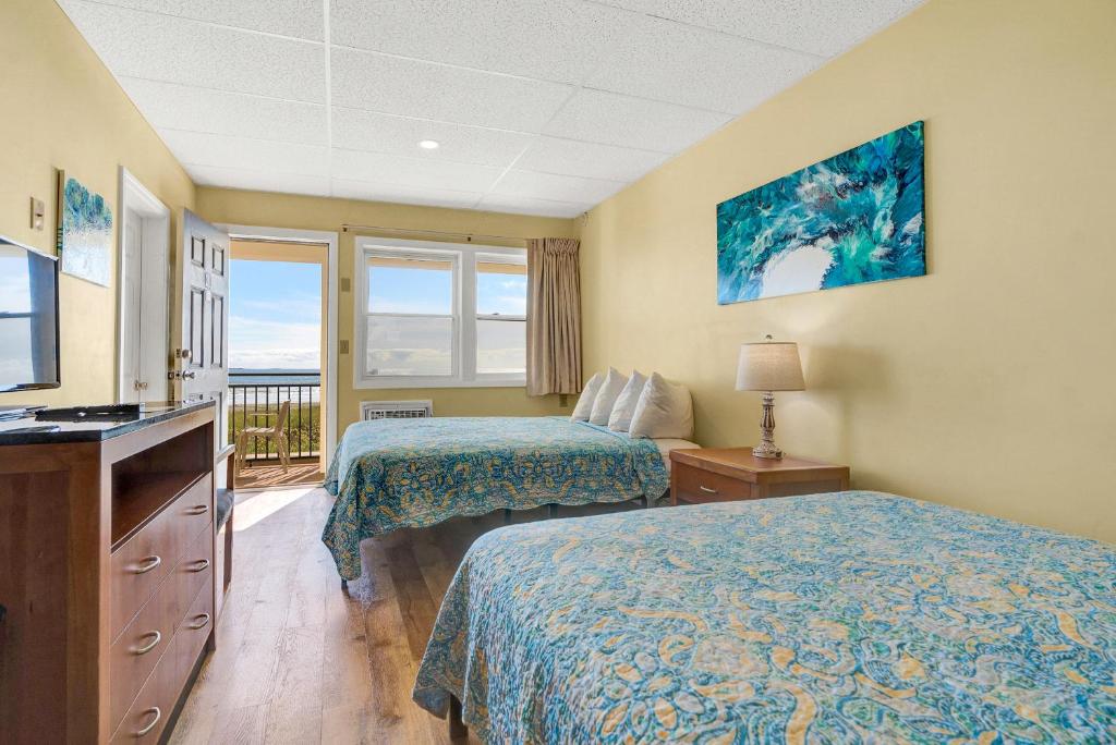 Abellona Inn & Suites - Oceanfront Queen Room With 2 Queen Beds