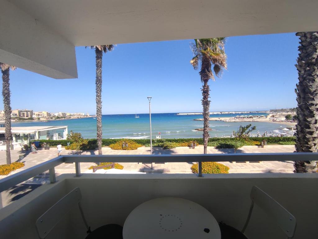 een kamer met uitzicht op het strand en de oceaan bij Miramare Apartments in Otranto