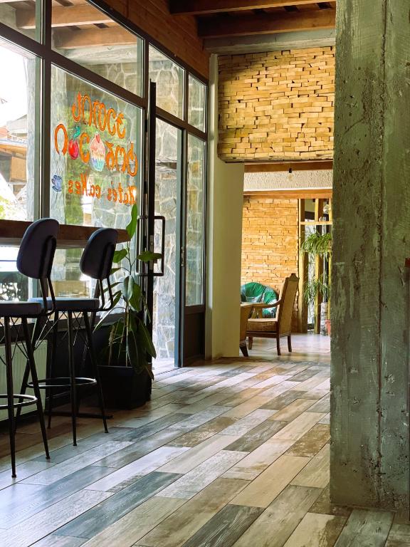 Posezení v ubytování Hotel Ailama Mestia