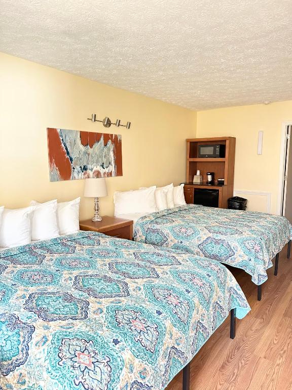 Abellona Inn & Suites - Queen Room With Two Queen Beds - Landside
