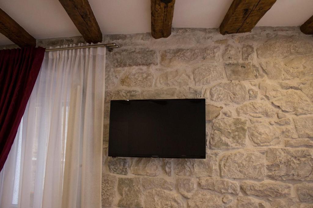 Televízia a/alebo spoločenská miestnosť v ubytovaní Sobe Jukić