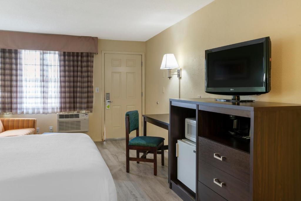 Postel nebo postele na pokoji v ubytování University Inn and Suites Eugene