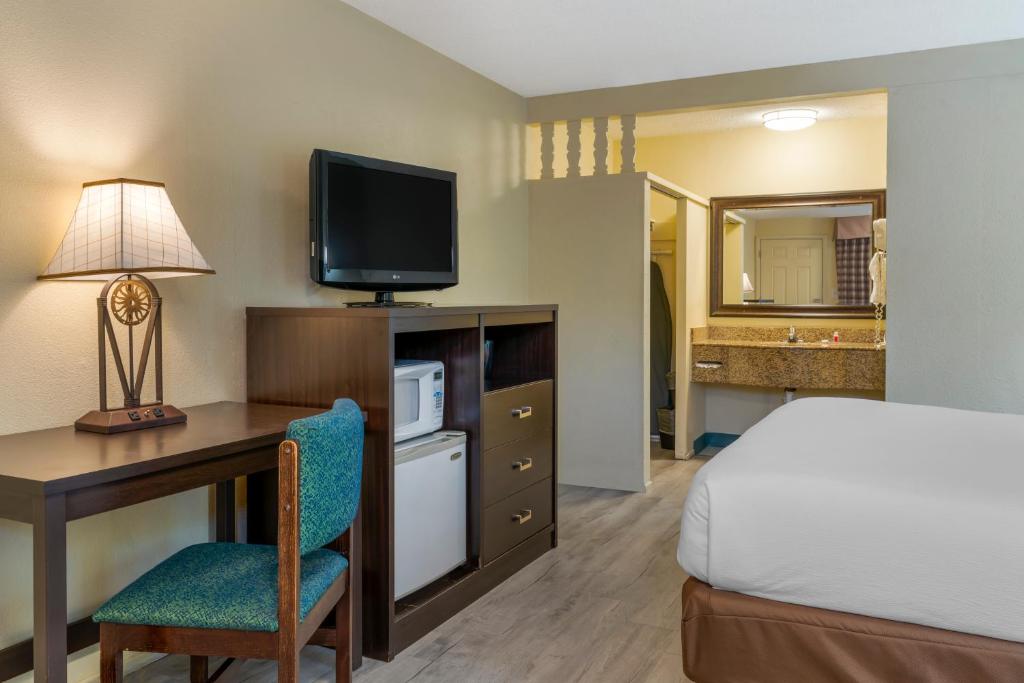Postel nebo postele na pokoji v ubytování University Inn and Suites Eugene