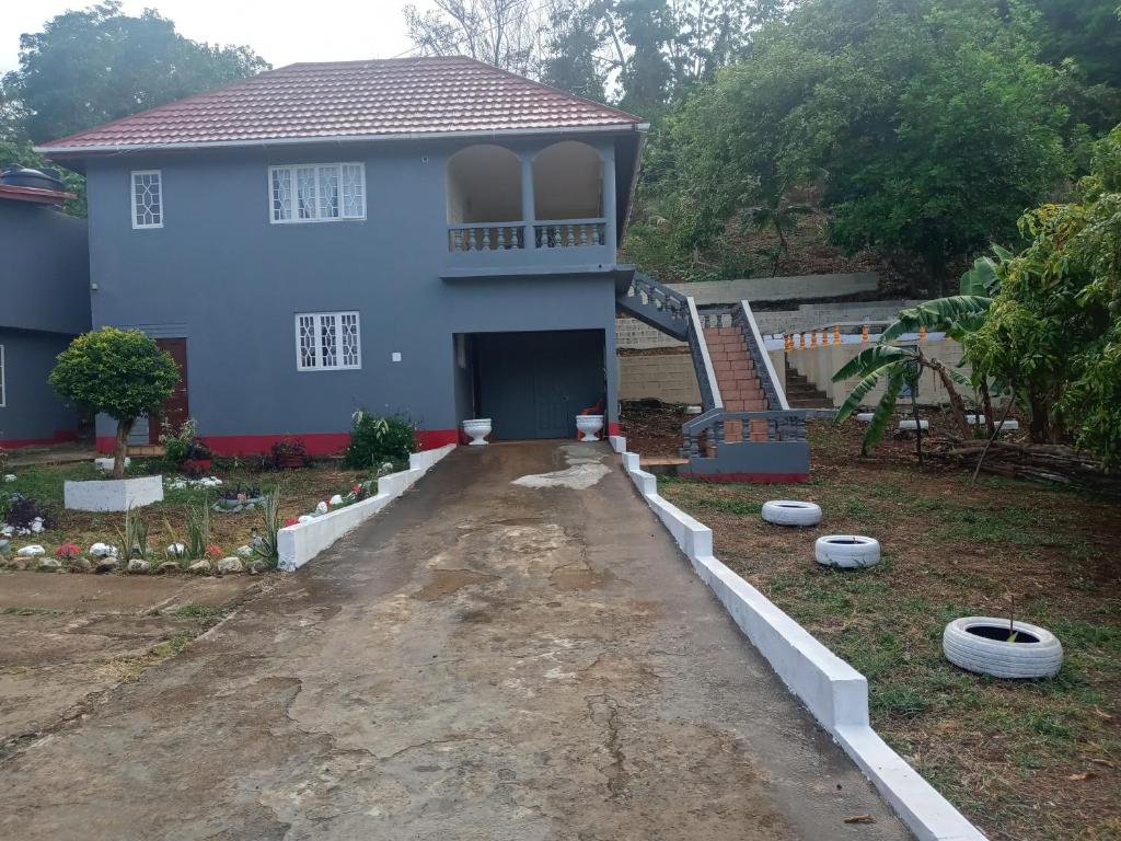 een huis in aanbouw met een oprit bij Twin Court Retreat in Port Antonio