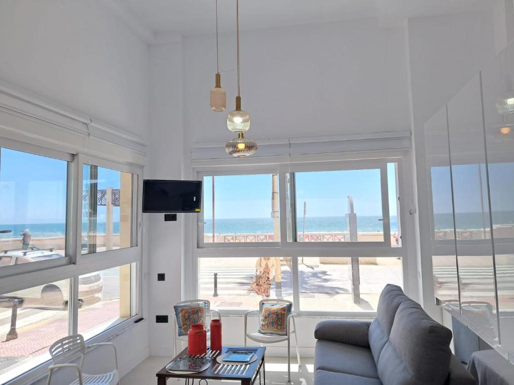 sala de estar con vistas a la playa en MARÍTIMO28, en Cádiz