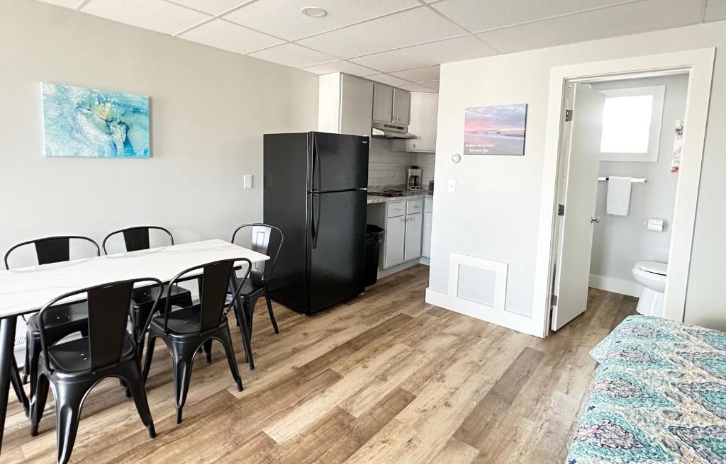 Abellona Inn & Suites - Landside Kitchen - 2 Queens And Sleeper Sofa