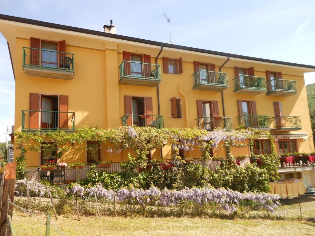 un edificio con flores delante en Hotel Montebaldina en San Zeno di Montagna
