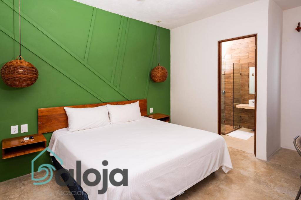 VIca Guest House con piscina en la entrada de la Zona Hotelera - King Room